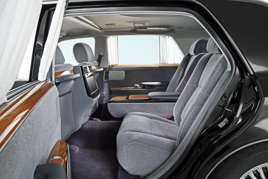 Интерьер Toyota Century 2018 года  (фото 7 из 24)